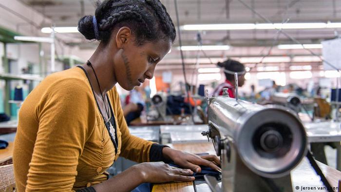 Äthiopien Textilindustrie Fabrik Näherin (Jeroen van Loon)