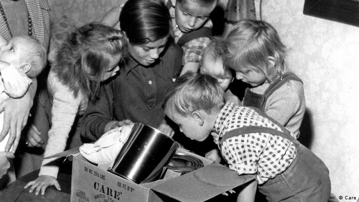 Deutschland Flüchtlinge aus Ostdeutschland mit einem Care-Paket aus der Nachkriegszeit (Care)