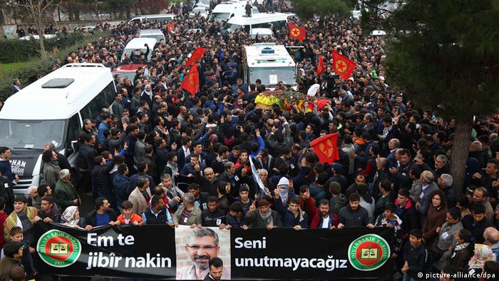 2015 yılında öldürülen Tahir Elçi'nin cenaze törenine binlerce kişi katıldı