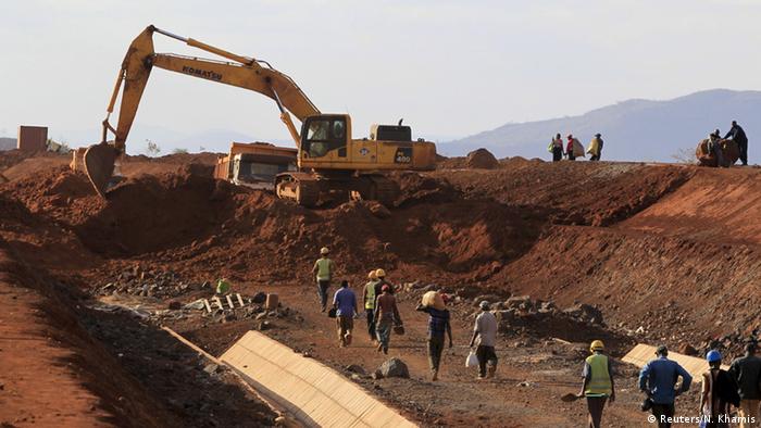 Heavy machines and workers at the site of a railway line in Kenya (Reuters/N. Khamis)