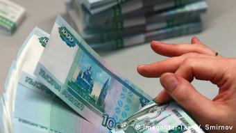 Женщины считает деньги - российский рубли в тысячных купюрах