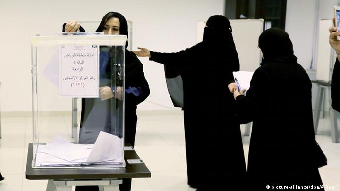 Kadınlara seçme ve seçilme hakkı en son Suudi Arabistan'da tanındı. Suudi kadınlar ilk defa 2015 yılındaki yerel seçimlerde sandığa gidebildiler ve ilk kez bir kadın, belediye meclisine seçildi. Fakat kadınların seçimlerde kampanya yapmasına izin verilmedi.