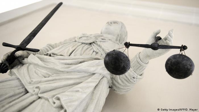 Frankreich Justiz Statue Symbolbild (Getty Images/AFP/D. Meyer)