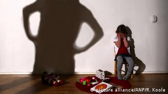 Symbolbild Kindesmisshandlung Bestrafung familiäre Gewalt (picture alliance/ANP/R. Koole)