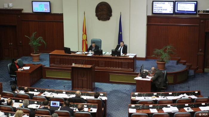 Mazedonien das Parlament stimmt für die Selbstauflösung (MIA)