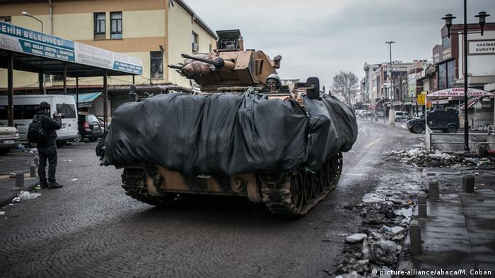 Turkey's offensive against pro-Kurdish group in southeast Turkey (picture-alliance/abaca/M. Coban)
