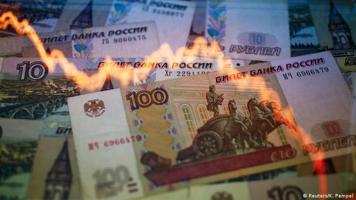 График, показывающий снижение показателей, на фоне российских рублей в разных купюрах