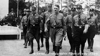 Ο Χίτλερ ήταν «ένας μάγος, ένας δεσπότης, ένας γητευτής κι ένας φριχτός, σκληρός ιερέας συγχρόνως», γράφει ο Βάις