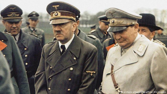 Знам, че войната е загубена. Надмощието на другите е прекалено голямо. Най-добре да се застрелям в главата. Ние няма да капитулираме, никога! Може и да потънем, но ще отнесем със себе си цял един свят. Адолф Хитлер е изрекъл тези думи пред своя адютант Николаус фон Белов в края на декември 1944. На снимката: Хитлер и Гьоринг през 1944 година.