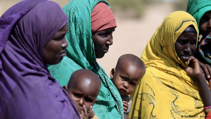 Mulheres etíopes carregam seus filhos