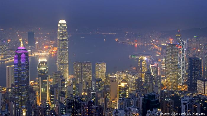 Stadtansicht von Hongkong bei Nacht (picture alliance/dpa/L. Xiaoyang)