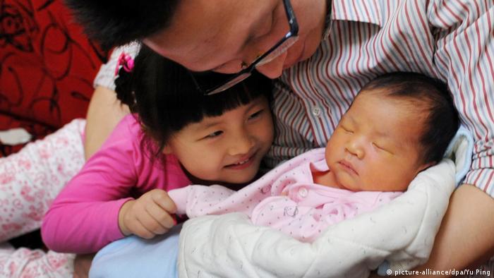 China Familie mit Baby in Nanjing (picture-alliance/dpa/Yu Ping)