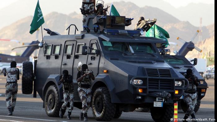 Saudi-Arabien Mekka Kampffahrzeug mit Soldaten (picture-alliance/dpa/A. Pain)