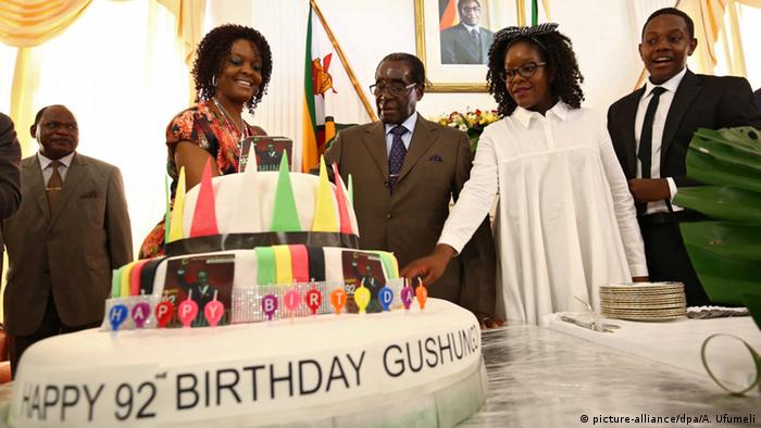 Mugabe feiert 92. Geburtstag (picture-alliance/dpa/A. Ufumeli)