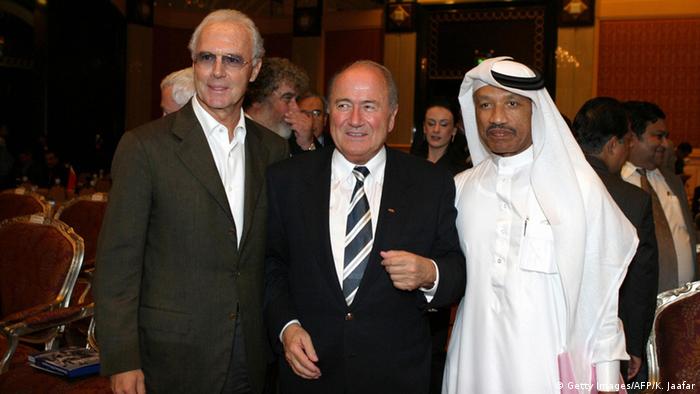 Кайзер Беккенбауэр сМохаммедом Бин Хаммамом и бывшим главой ФИФА Зеппом Блаттером (в центре)