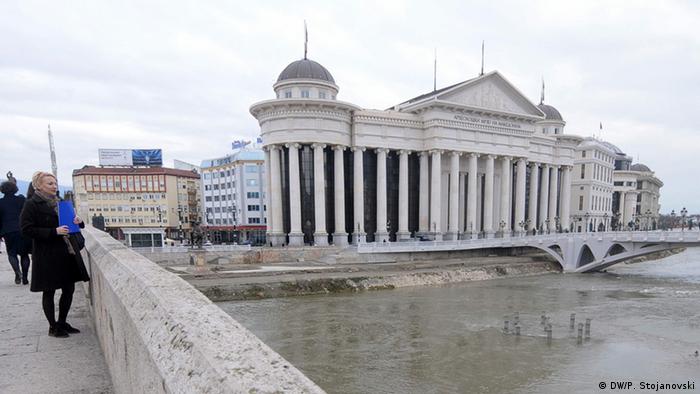 Mazedonien Protest vor dem Verfassungsgericht in Skopje Sicht von der alten Steibrücke (DW/P. Stojanovski)