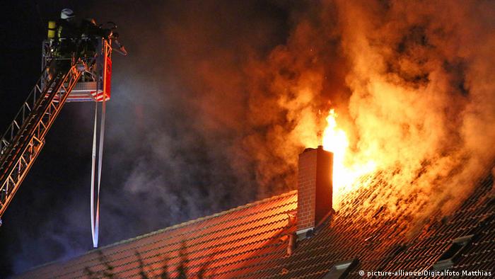 Attack on a refugee home in Germany (picture-alliance/Digitalfoto Matthias)