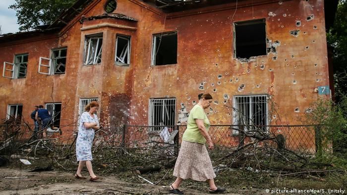 Разрушенные дома в зоне конфликта в Донецкой области 