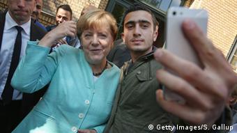 Deutschland Merkel Selfie mit Anas Modamani (Getty Images/S. Gallup)