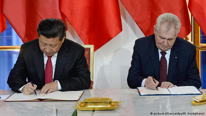 Tschechien Xi Jinping & Milos Zeman in Prag (picture-alliance/dpa/M. Krumphanzl)
