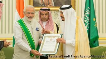 Saudischer König Salman ehrt Indischen Premierminister Narendra Modi (Reuters/Saudi Press Agency/Handout)