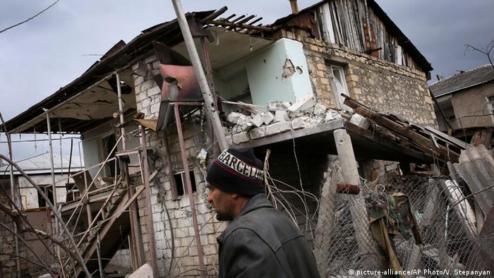 Разрушенные здания в Нагорном Карабахе 