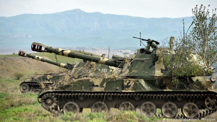 A tank belonging to the self-defence army of Nagorno-Karabakh (picture-alliance/dpa/K. Minasyan)