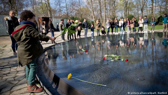 Memorial for Roma and Sinti victims of Nazi persecution in Berlin (picture-alliance/dpa/K. Nietfeld)
