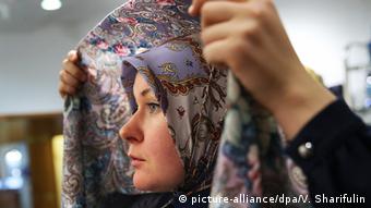الحجاب على منصة عرض الأزياء ـ الموضة للمسلمات ثقافة ومجتمع Dw