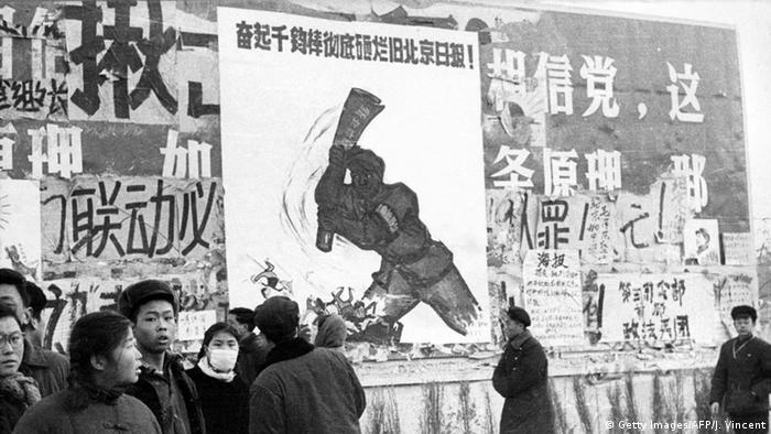 China Peking Kulurrevolution Propaganda Plakate (Getty Images/AFP/J. Vincent)