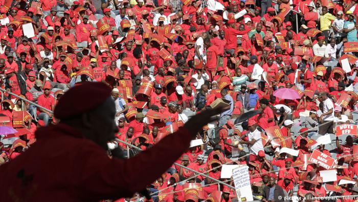 Malema addressing a crowd of supporters wearing red clothing (picture-alliance/dpa/C. Tukiri)