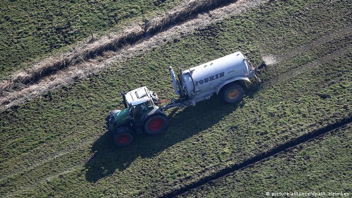 Deutschland Traktor Unkrautbekämpfung Herbizid (picture-alliance/dpa/A. Heimken)