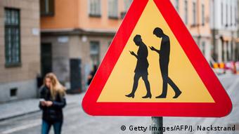 Σήματα στους δρόμους της Στοκχόλμης προειδοποιούν του πεζούς για το κινητό 