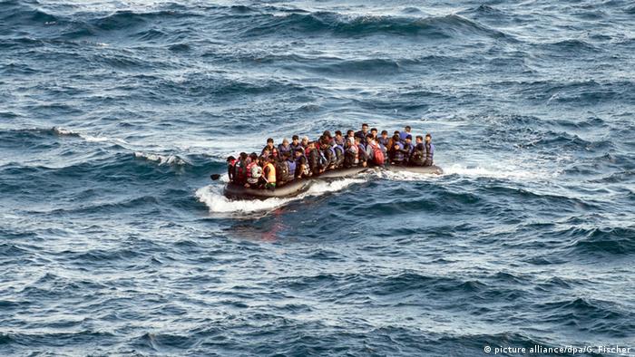 Schlauchboot mit Flüchtlingen (picture alliance/dpa/G. Fischer)