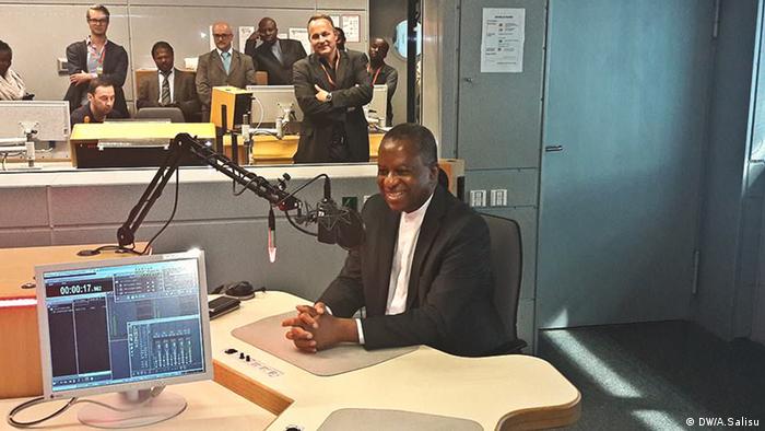 Foreign Minister Geoffrey Onyeama in a DW studio in Bonn in 2014 (DW/A.Salisu)