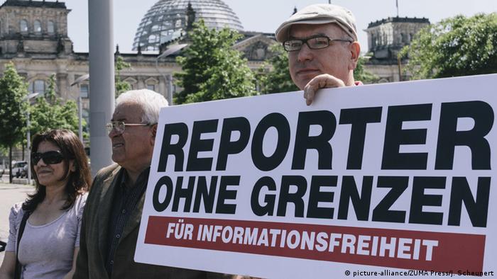 Deutschland Berlin Reporer ohne Grenzen protestieren (picture-alliance/ZUMA Press/J. Scheunert)