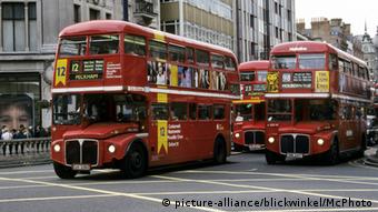Großbritannien Doppeldecker-Busse in London (picture-alliance/blickwinkel/McPhoto)