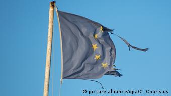 Griechenland Zerissene Europa-Flagge im Hafen von Vathy auf der Insel Samos (picture-alliance/dpa/C. Charisius)