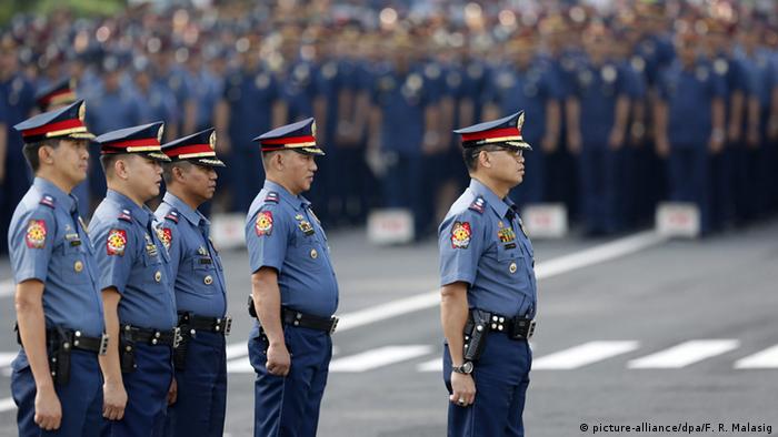 Philippinen Polizisten in Quezon (picture-alliance/dpa/F. R. Malasig)