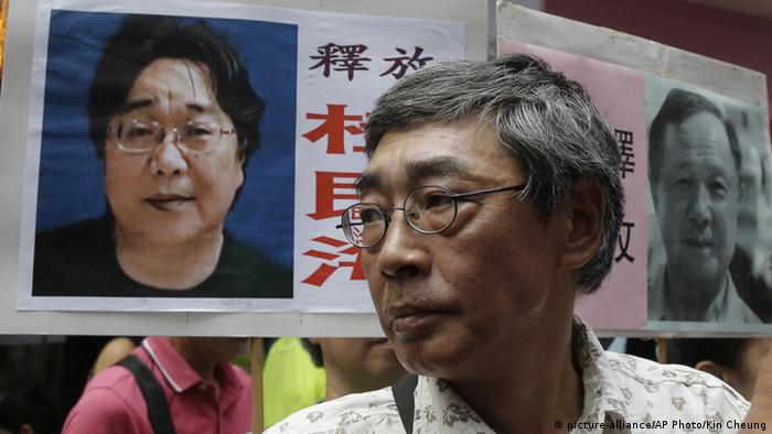China Hongkong freigelassener Buchhändler Lam Wing-kee (picture-alliance/AP Photo/Kin Cheung)