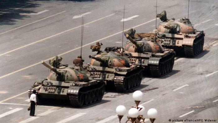 El 4 de junio de 1989, un estudiante que se manifestaba por más democracia y apertura y contra la corrupción gubernamental en China se para frente a los tanques del Ejército en la plaza de Tiananmen (Puerta de la Paz Celestial), Pekín. Ese día tuvo lugar la masacre de Tiananmen.