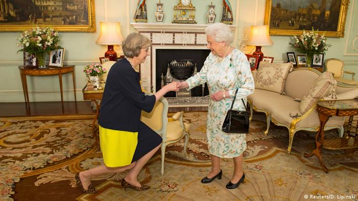 Theresa May visits the British Queen in Buckingham Palace to become prime minister.