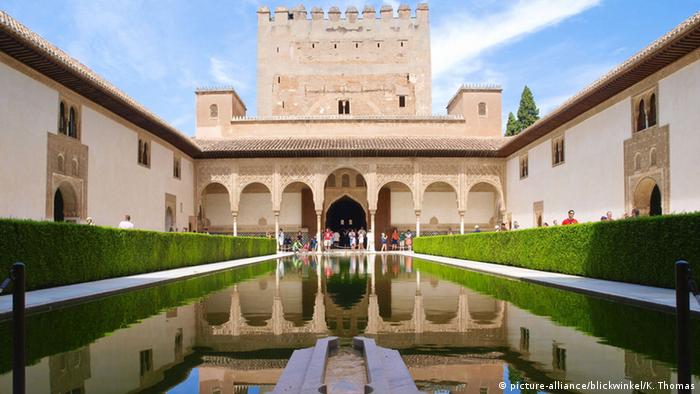 Alhambra Castle, Granada (picture-alliance/blickwinkel/K. Thomas)