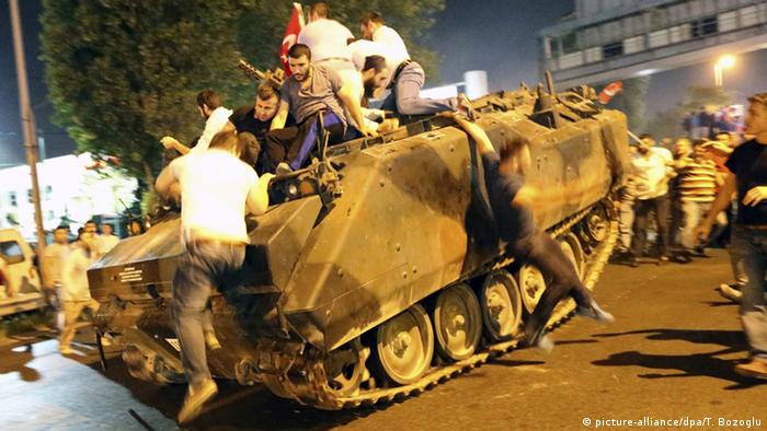 Türkei Putschversuch Gewalt eskaliert (picture-alliance/dpa/T. Bozoglu)