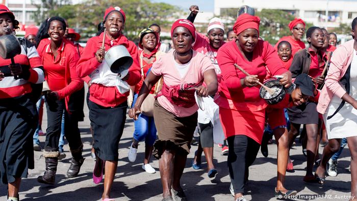 Women supporters of the MDC beating pots and pans 