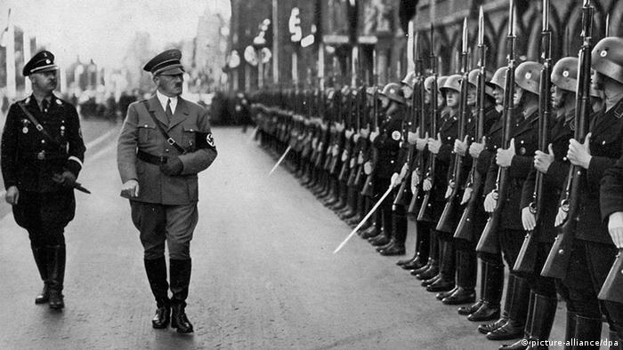 Вълшебните формули Фюрерът заповяда, Фюрерът желае, Фюрерът позволява или Фюрерът забранява изведнъж се превърнаха в новите легитимационни документи, които зачеркнаха всички досегашни форми на германския държавен живот - думи на Ханс Франк, юрист в Националсоциалистическата германска работническа партия (NSDAP). На снимката: Хитлер и Химлер през 1935 година.