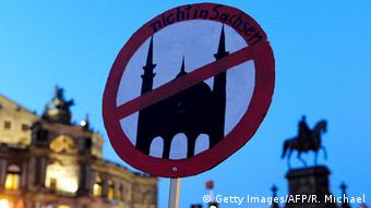 Deutschland Pegida gegen Moscheen Plakat in Dresden (Getty Images/AFP/R. Michael)