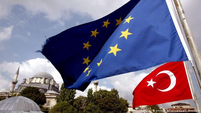 Türkei EU Flaggen Symbolbild (picture-alliance/dpa/T. Bozoglu)
