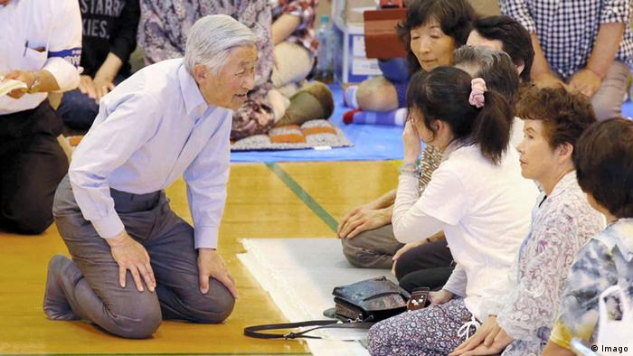 Imperador Akihito fala com vítimas de terremoto em 2016