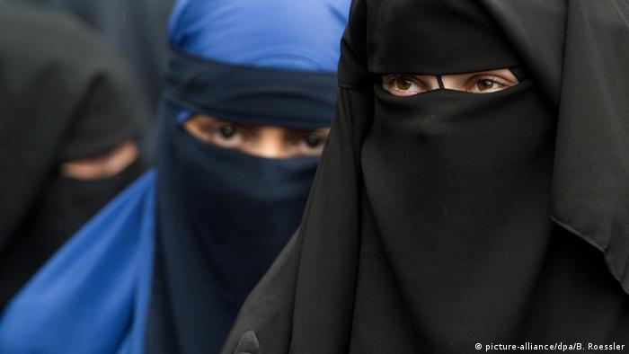 Women seen wearing niqab in Germany (picture-alliance/dpa/B. Roessler)